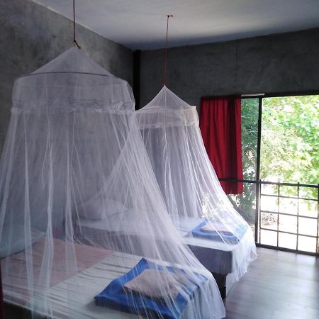 Phayam Hostel パヤム島 エクステリア 写真
